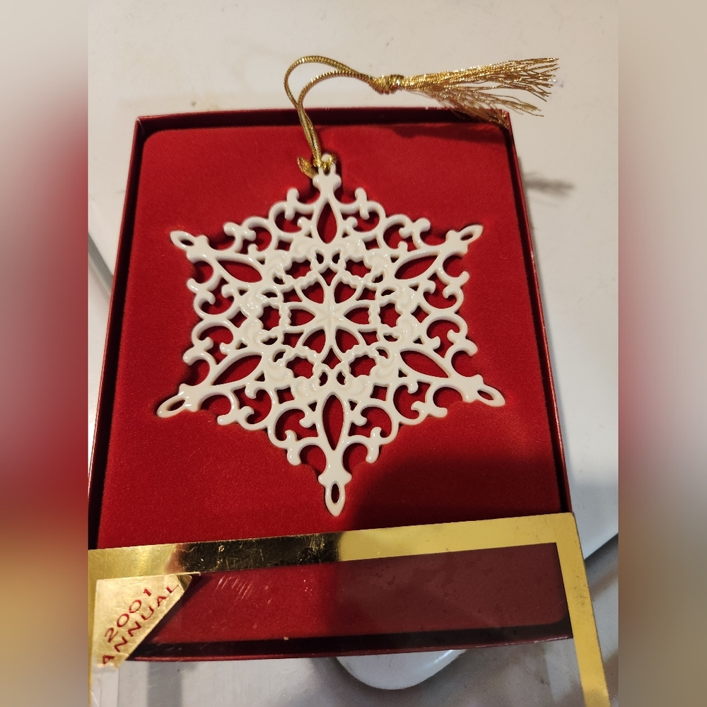 Lenox Annual Snow Fantasies Snowflake Ornament 2001 Christmas Holiday